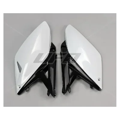 Komplet plastikowych osłon bocznych tylnych UFO Suzuki RMZ 250 10-18 białe czarne (SU04929W)
