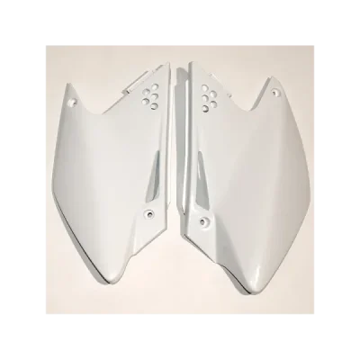 Komplet plastikowych osłon bocznych tylnych UFO Kawasaki KXF 250 06-08 białe KX (KA03768047)